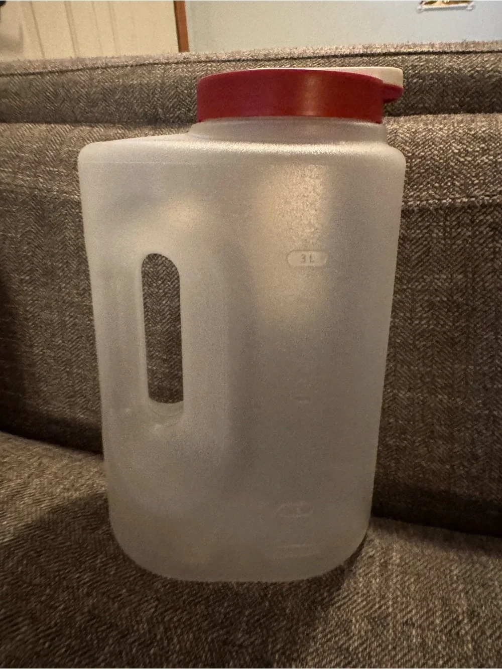 Rubbermaid Frosted White Mixer Pitcher with Red Screw Lid 1 gallon New